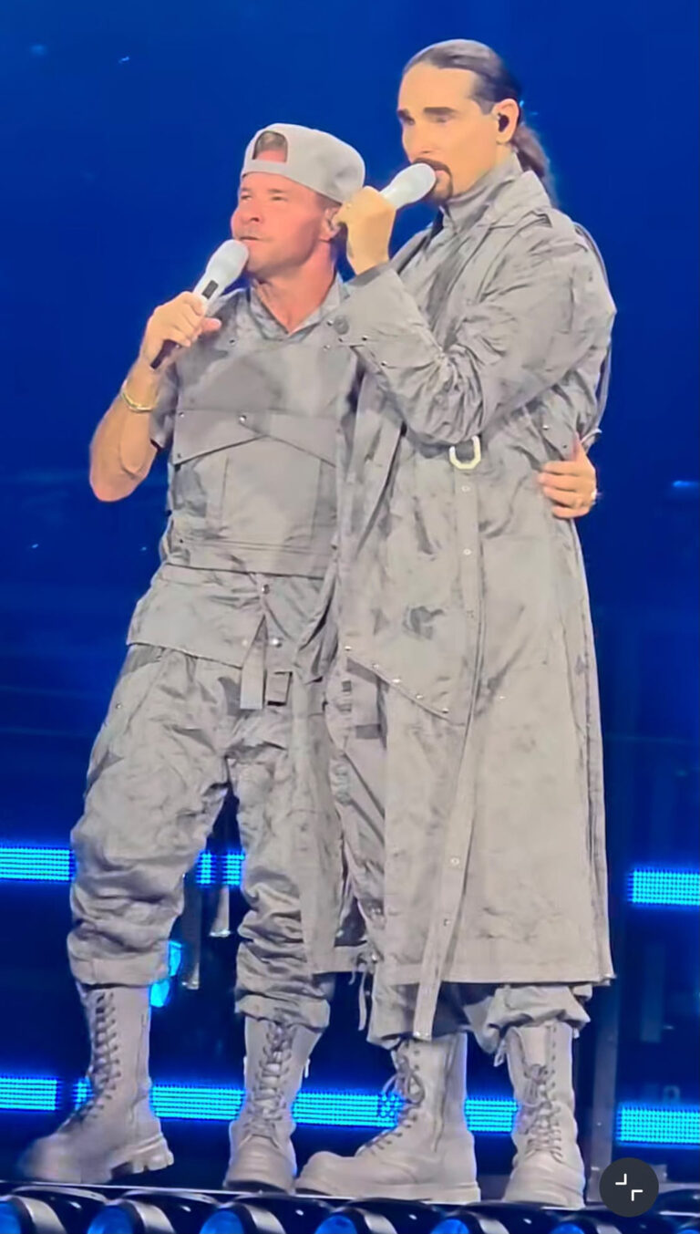 Kevin Richardson (rechts) auf der Bühne – mit dem reparierten Boot. (Foto: Karina Ranft)