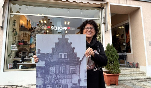 Inhaberin Ulrike Scherm vor ihrem Geschäft am Kemnather Stadtplatz. (Foto: Schuhhaus Schöpf) 