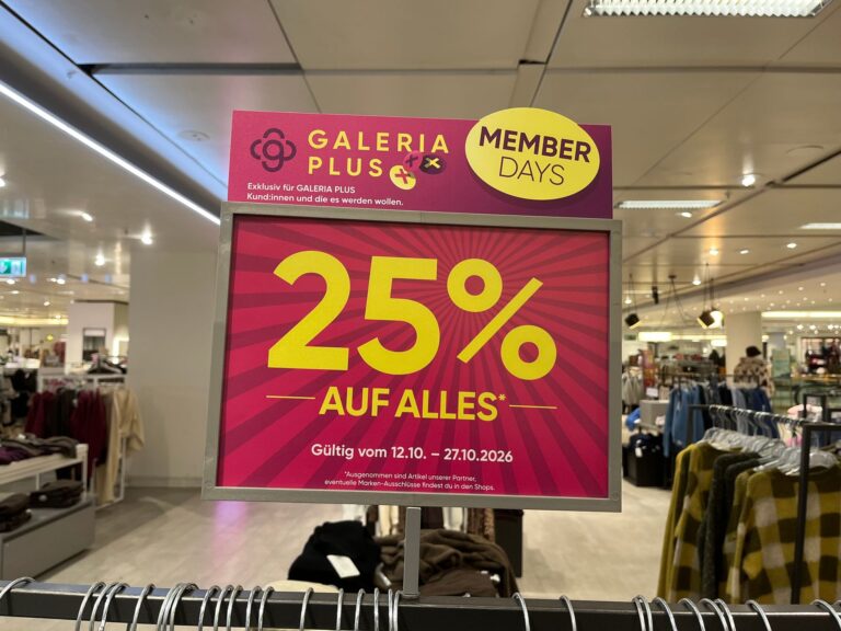 Ein Schild in Neonfarben, das auf die laufende Rabattaktion hinweist. (Foto: Redaktion)