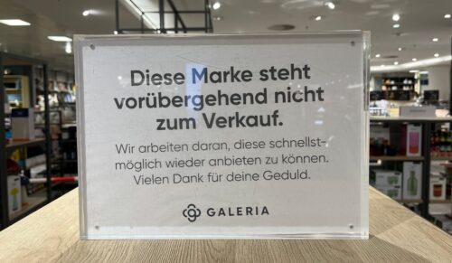 Dieses Schild war bei einigen Händlern bei Galeria zu sehen. (Foto: Redaktion)