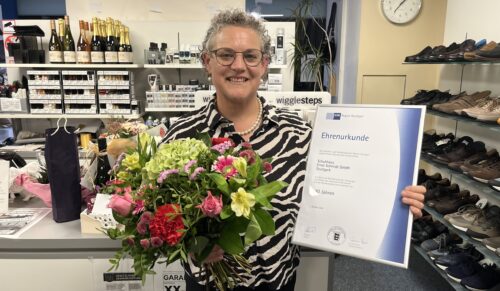 Inhaberin Christa Müller beim 140. Jubiläum ihres Geschäfts. (Foto: Redaktion)