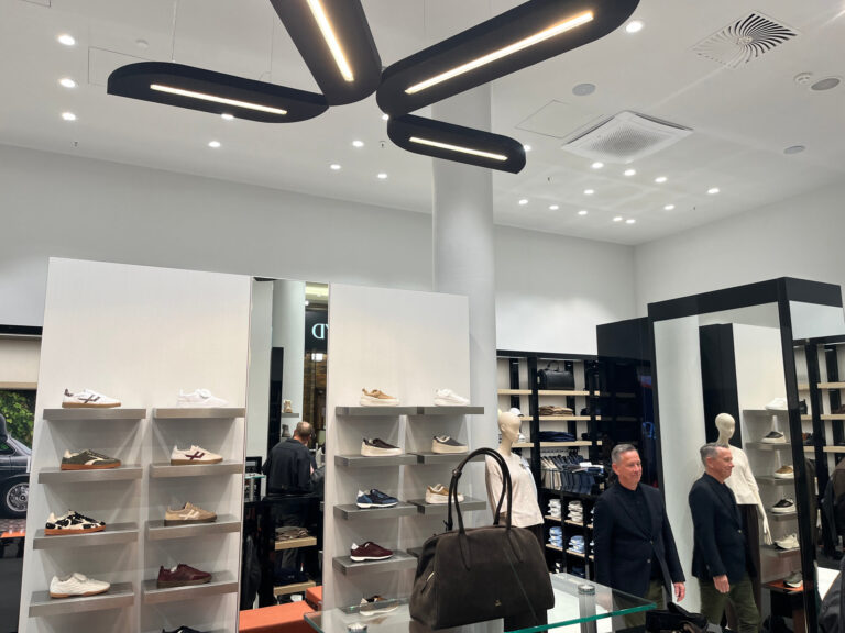 Die Lloyd-Deckenlampe und die Sneakerwand befinden sich in der Mitte des Raumes. Dahinter befindet sich der Großteil des neuen Bekleidungssortiments. (Foto: Redaktion)