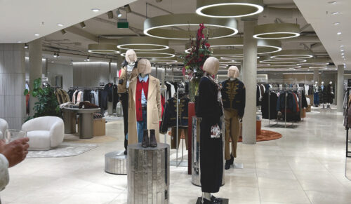 Im Modehandel sind Schuhe besser in die Saison gestartet. Herbstoutfits im Modehaus Garhammer, Waldkirchen (Foto: Redaktion)