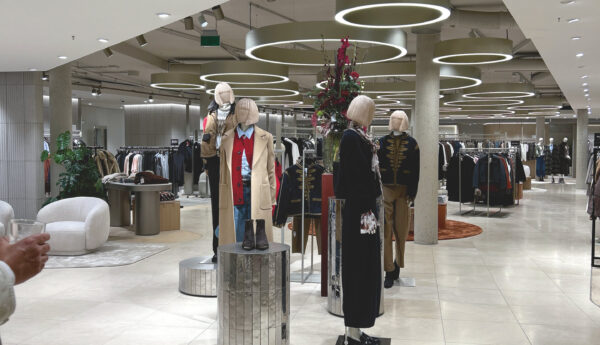 Im Modehandel sind Schuhe besser in die Saison gestartet. Herbstoutfits im Modehaus Garhammer, Waldkirchen (Foto: Redaktion)