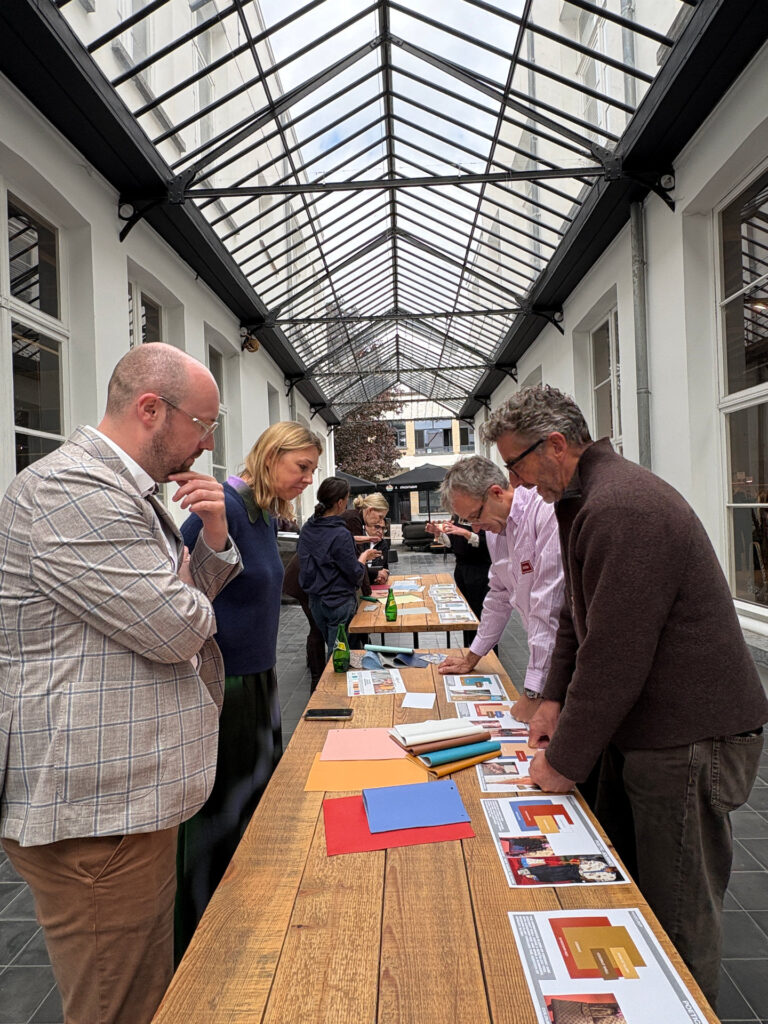 Die Teilnehmer bei der Auswahl ihrer eigenen Farbkombinationen (Foto: Redaktion)