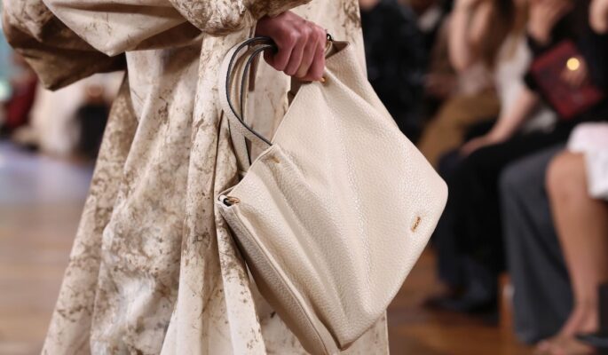 L.Credi-Tasche auf dem Runway bei Kilian Kerner Berlin (Foto: Aurore Marechal/Getty Images for Kilian Kerner)