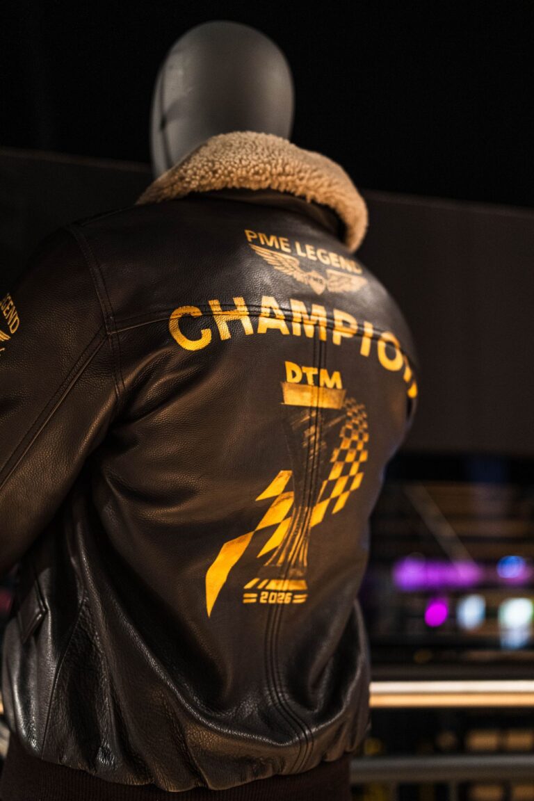 Der Preis war eine individuell bemalte Lederjacke. (Foto: Gruppe C Photography)