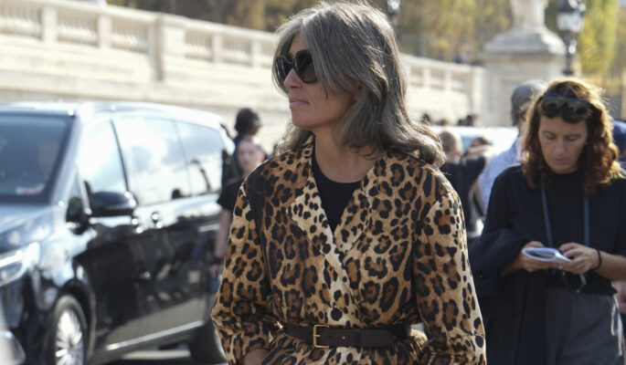 Frau mit Leo-Mantel in Paris (Foto: Catwalkpix)