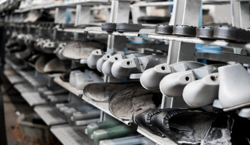 Schuhproduktion – Symbolbild (Foto: Adobe Stock)