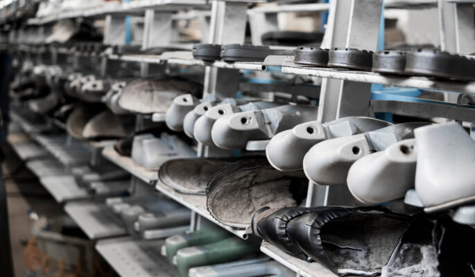 Schuhproduktion – Symbolbild (Foto: Adobe Stock)