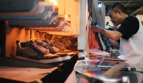In einer chinesischen Schuhfabrik. (Foto: Evo Mao/Unsplash)