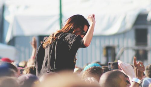 Menschen auf einem Festival (Foto: Joey Thompson/Unsplash)