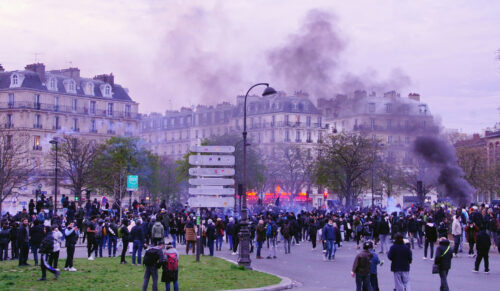 Symbolbild: Protestaktionen in Paris 2023 (Foto: Martti Salmi/Unsplash)