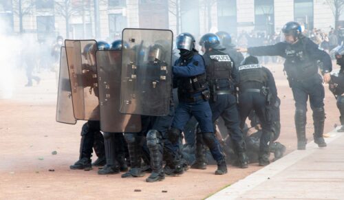 Symbolbild: Polizisten bei einer Demonstration in Lyon. (Foto: Mermoz Lionel/Pexels)
