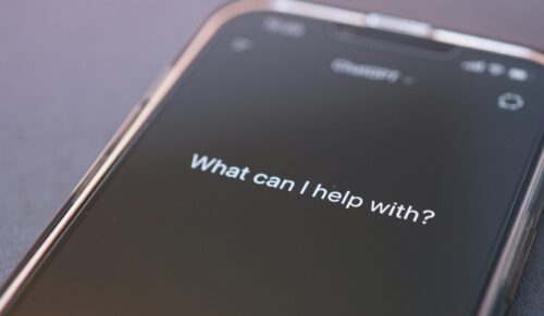 KI wird immer häufiger zu Kaufentscheidungen hinzugezogen. (Foto: Tim Witzdam/Unsplash)